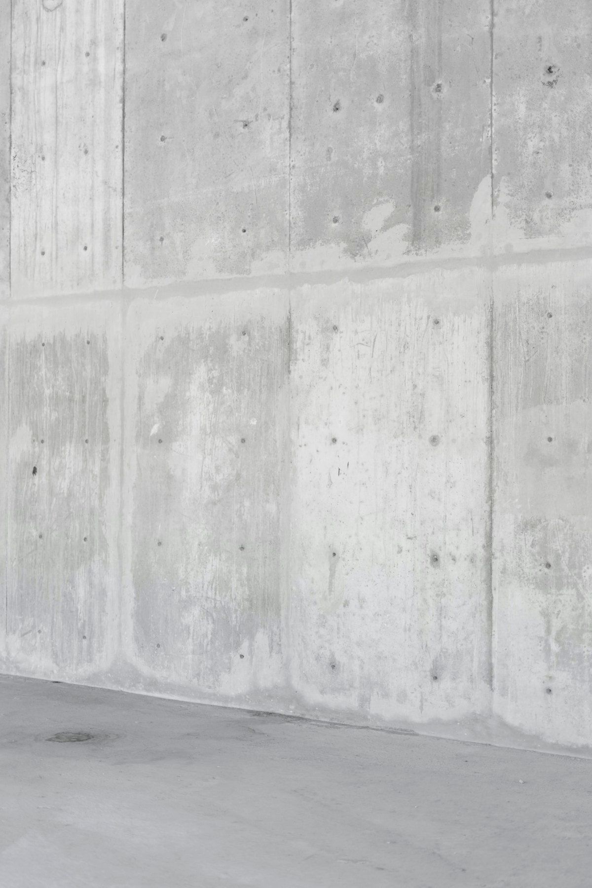 Reference image of a reinforced-concrete wall — real photos of Matta Ruiz retaining walls coming soon.